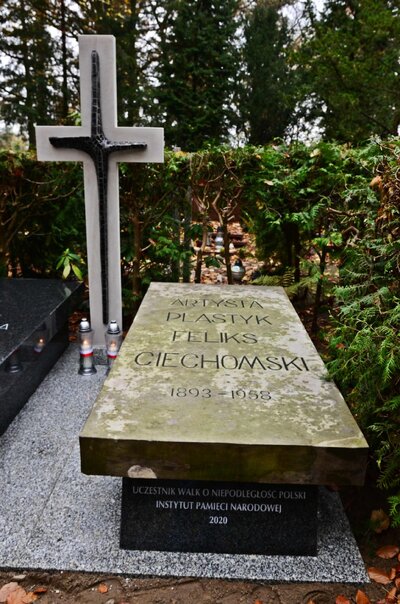 Grób Feliksa Ciechomskiego po remoncie