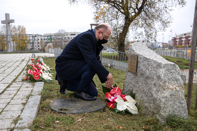 Dr Mateusz Szpytma, wiceprezes IPN, składa kwiaty pod Dębami Niepodległości przy Świątyni Opatrzności Bożej, upamiętniającymi Ojców Niepodległości – 11 listopada 2020. Fot. Sławek Kasper (IPN)