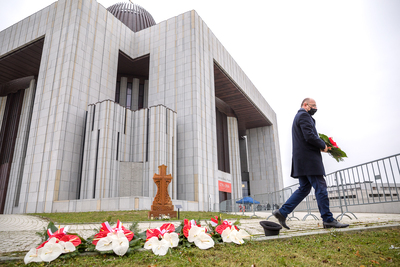 Dr Mateusz Szpytma, wiceprezes IPN, składa kwiaty pod Dębami Niepodległości przy Świątyni Opatrzności Bożej, upamiętniającymi Ojców Niepodległości – 11 listopada 2020. Fot. Sławek Kasper (IPN)
