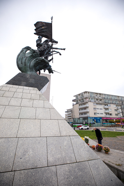 Wiceprezes IPN dr Mateusz Szpytma składa kwiaty pod pomnikiem Czynu Zbrojnego Polonii Amerykańskiej – Warszawa, 11 listopada 2020. Fot. Sławek Kasper (IPN)