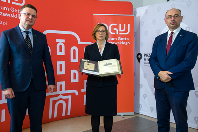 Od lewej: Albert Stankowski – dyrektor Muzeum Getta Warszawskiego, Marzena Kruk – dyrektor Archiwum IPN oraz Mateusz Szpytma – wiceprezes IPN. Fot. Sławek Kasper (IPN)