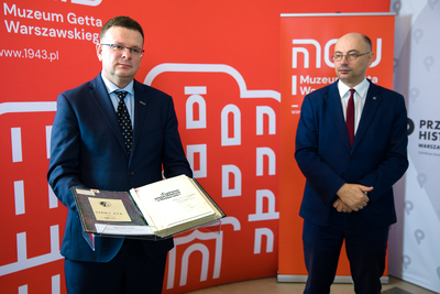 Albert Stankowski, dyrektor Muzeum Getta Warszawskiego i Mateusz Szpytma, wiceprezes IPN . Fot. Sławek Kasper (IPN)
