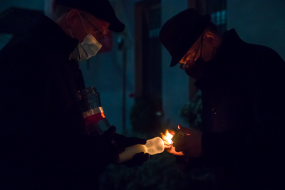 Mateusz Szpytma, wiceprezes IPN zapalił znicz przy murze getta. Na zdj. z Albertem Stankowskim, dyrektorem Muzeum Getta Warszawskiego  – 16 listopada 2020. Fot. Sławek Kasper (IPN)