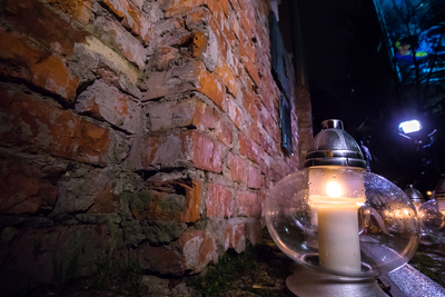 W 80. rocznicę zamknięcia granic getta warszawskiego dr Mateusz Szpytma, wiceprezes IPN zapalił znicz przy murze getta – 16 listopada 2020. Fot. Sławek Kasper (IPN)