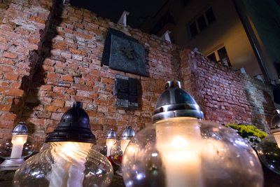 W 80. rocznicę zamknięcia granic getta warszawskiego dr Mateusz Szpytma, wiceprezes IPN zapalił znicz przy murze getta – 16 listopada 2020. Fot. Sławek Kasper (IPN)