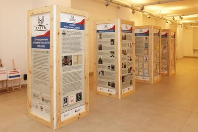 Wystawa ukazująca historię i dorobek ANTYK-u. Fot. Piotr Życieński (IPN)