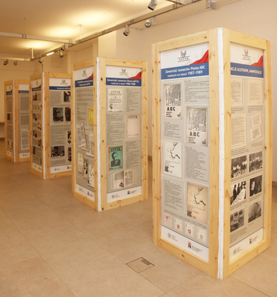 Wystawa ukazująca historię i dorobek ANTYK-u. Fot. Piotr Życieński (IPN)