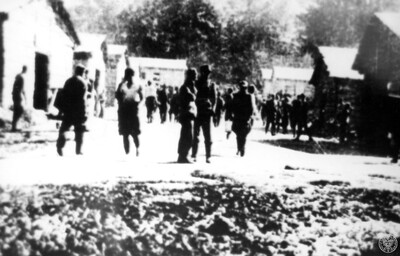 Obozowa ulica pomiędzy drewnianymi barakami. Najprawdopodobniej obóz ZSRS w Kałudze dla więzionych przez sowietów żołnierzy AK. Fot. z zasobu IPN (dar prywatny Czesława Jasińskiego)