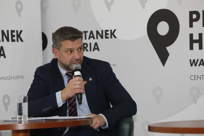 Dr hab. Filip Musiał prowadzący dyskusję online „»Solidarność« – między ewolucją a rewolucją” – 27 listopada 2020. Fot. Piotr Życieński (IPN)