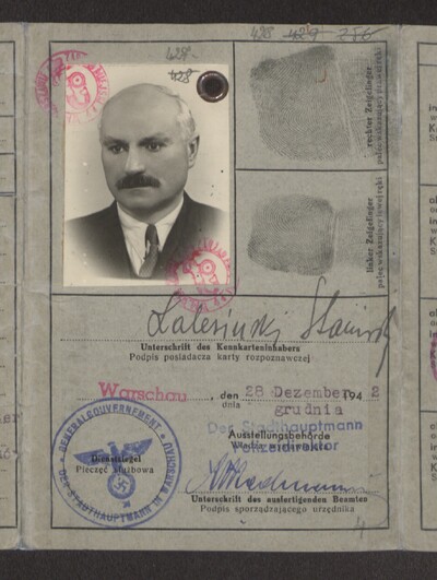 Strona ze zdjęciem kennkarty wystawionej pułkownikowi Janowi Zientarskiemu (tu występującemu i podpisanemu, jako Stanisław Zalesiński). Z zasobu IPN