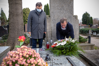 Złożenie kwiatów na grobie Grażyny Lipińskiej – Warszawa, 30 listopada 2020. Fot. Sławek Kasper (IPN)