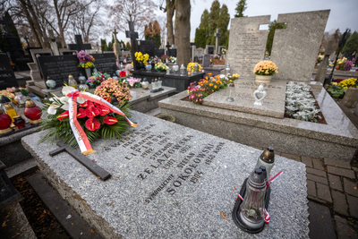 Złożenie kwiatów na grobie Grażyny Lipińskiej – Warszawa, 30 listopada 2020. Fot. Sławek Kasper (IPN)