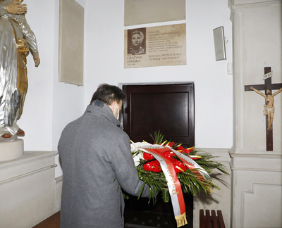 Kwiaty pod tablicą pamięci Grażyny Lipińskiej w kościele św. Katarzyny na warszawskim Służewie – Warszawa, 30 listopada 2020. Fot. Piotr Życieński (IPN)