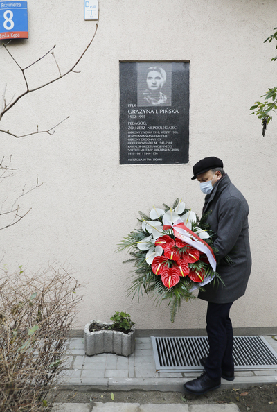 Kwiaty pod tablicą pamięci Grażyny Lipińskiej na ścianie domu przy pl. Przymierza, gdzie mieszkała w ostatnich latach życia – Warszawa, 30 listopada 2020. Fot. Piotr Życieński (IPN)