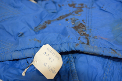 Kurtka należąca do W. Szumińskiego (zaplamienia z krwi)