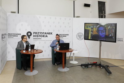 dr Mariusz Olczak, Piotr Dudkiewicz (prowadzący) i dr hab. Waldemar Handke. Dyskusja online „Referat »999 Korweta«, czyli polskie podziemie wobec komunistów w czasie II wojny światowej” – 1 grudnia 2020. Fot. Piotr Życieński (IPN).