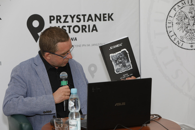 Rafał Dudkiewicz prowadzący spotkanie. Fot. Piotr Życieński (IPN).