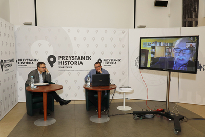 dr Mariusz Olczak, Piotr Dudkiewicz (prowadzący) i dr hab. Waldemar Handke. Dyskusja online „Referat »999 Korweta«, czyli polskie podziemie wobec komunistów w czasie II wojny światowej” – 1 grudnia 2020. Fot. Piotr Życieński (IPN).