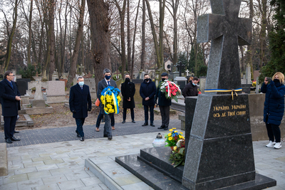 Złożenie kwiatów przez delegacje IPN i UIPN na Cmentarzu Prawosławnym na Woli – Warszawa, 3 grudnia 2020. Fot Sławek Kasper (IPN)