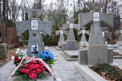 Złożenie kwiatów przez delegacje IPN i UIPN na Cmentarzu Prawosławnym na Woli – Warszawa, 3 grudnia 2020. Fot Sławek Kasper (IPN)