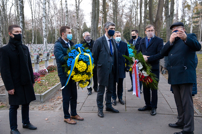 Delegacje IPN i UIPN na Cmentarzu Wojskowym na Powązkach – Warszawa, 3 grudnia 2020. Fot. Sławek Kasper (IPN)