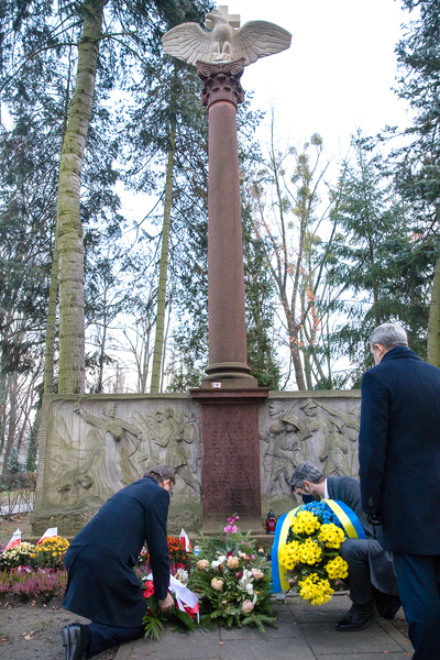 Delegacje IPN i UIPN na Cmentarzu Wojskowym na Powązkach – Warszawa, 3 grudnia 2020. Fot. Sławek Kasper (IPN)