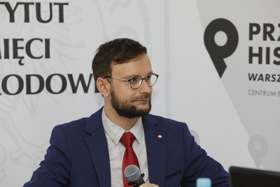 Kamil Anduła podczas dyskusji „Nie tylko Gdynia – Czarny Czwartek w Szczecinie” z cyklu „Świat wobec Szczecina”. Fot. Piotr Życieński (IPN)