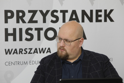 Przemysław Mrówka prowadzący dyskusję „Nie tylko Gdynia – Czarny Czwartek w Szczecinie” z cyklu „Świat wobec Szczecina”. Fot. Piotr Życieński (IPN)