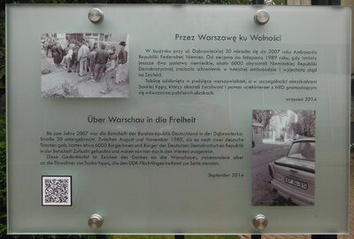 Tablica pamiątkowa na płocie dawnego gmachu ambasady RFN przy ul. Dąbrowieckiej 30 na Saskiej Kępie w Warszawie. Fot. Wikimedia Commons/Tadeusz Rudzki - praca własna (CC BY-SA 4.0)