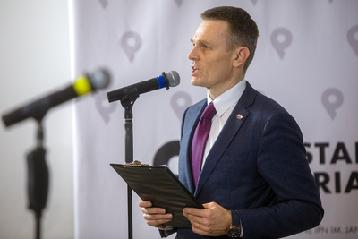 Dr Paweł Błażewicz, prowadzący konferencję prasową. Inauguracja portalu „Encyklopedia Solidarności” – 10 grudnia 2020. Fot. Sławek Kasper (IPN)