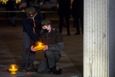 Światło Wolności w 39. rocznicę wprowadzenia stanu wojennego – Warszawa, pl. Józefa Piłsudskiego, 13 grudnia 2020. Fot. Sławek Kasper (IPN)