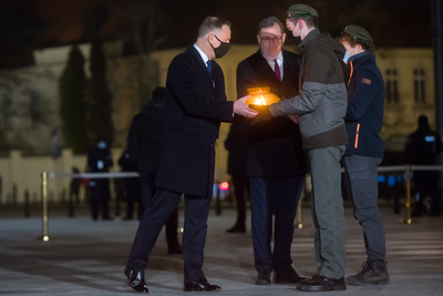 Światło Wolności w 39. rocznicę wprowadzenia stanu wojennego – Warszawa, pl. Józefa Piłsudskiego, 13 grudnia 2020. Fot. Sławek Kasper (IPN)