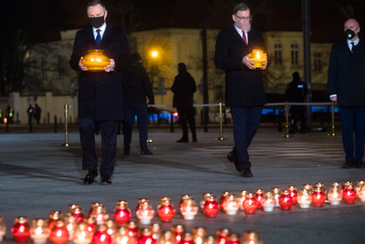 Światło Wolności w 39. rocznicę wprowadzenia stanu wojennego – Warszawa, pl. Józefa Piłsudskiego, 13 grudnia 2020. Fot. Sławek Kasper (IPN)