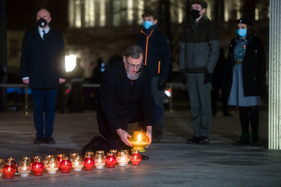 Światło Wolności w 39. rocznicę wprowadzenia stanu wojennego – Warszawa, pl. Józefa Piłsudskiego, 13 grudnia 2020. Fot. Sławek Kasper (IPN)