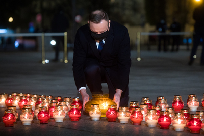 Światło Wolności w 39. rocznicę wprowadzenia stanu wojennego – Warszawa, pl. Józefa Piłsudskiego, 13 grudnia 2020. Fot. Sławek Kasper (IPN)