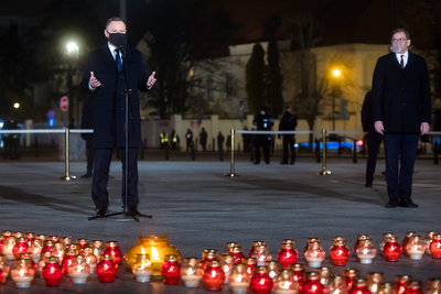 Światło Wolności w 39. rocznicę wprowadzenia stanu wojennego – Warszawa, pl. Józefa Piłsudskiego, 13 grudnia 2020. Fot. Sławek Kasper (IPN)