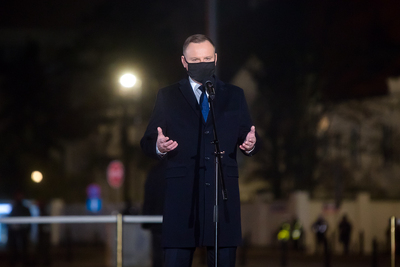 Światło Wolności w 39. rocznicę wprowadzenia stanu wojennego – Warszawa, pl. Józefa Piłsudskiego, 13 grudnia 2020. Fot. Sławek Kasper (IPN)