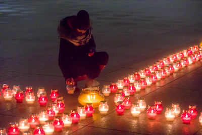 Światło Wolności w 39. rocznicę wprowadzenia stanu wojennego – Warszawa, pl. Józefa Piłsudskiego, 13 grudnia 2020. Fot. Sławek Kasper (IPN)