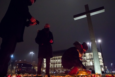 Światło Wolności w 39. rocznicę wprowadzenia stanu wojennego – Warszawa, pl. Józefa Piłsudskiego, 13 grudnia 2020. Fot. Sławek Kasper (IPN)