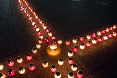 Światło Wolności w 39. rocznicę wprowadzenia stanu wojennego – Warszawa, pl. Józefa Piłsudskiego, 13 grudnia 2020. Fot. Sławek Kasper (IPN)