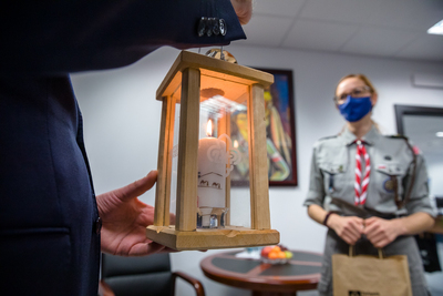 Betlejemskie Światło Pokoju w Instytucie Pamięci Narodowej – 14 grudnia 2020. Fot. Sławek Kasper (IPN)