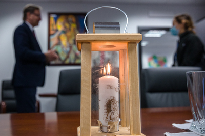 Betlejemskie Światło Pokoju w Instytucie Pamięci Narodowej – 14 grudnia 2020. Fot. Sławek Kasper (IPN)