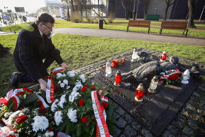 Pomnik Ofiarom Stanu Wojennego w Gdańsku, pamięci Antoniego Browarczyka, pierwszej śmiertelnej ofiary stanu wojennego w Polsce. Fot. S. Kasper (IPN)