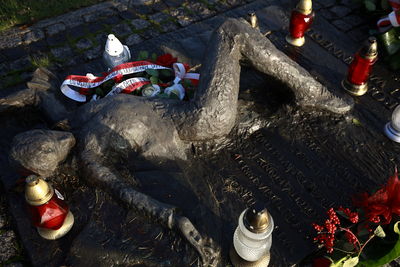 Pomnik Ofiarom Stanu Wojennego w Gdańsku, pamięci Antoniego Browarczyka, pierwszej śmiertelnej ofiary stanu wojennego w Polsce. Fot. S. Kasper (IPN)