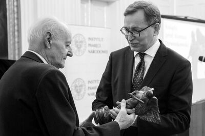 Ks. prof. Roman Dzwonkowski i prezes IPN Jarosław Szarek podczas wręczenia nagród „Semper Fidelis” – Warszawa, 22 października 2019. Fot. Sławek Kasper (IPN)