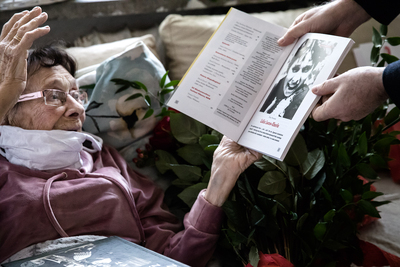 W listopadzie 2020 r., z okazji 100. rocznicy urodzin, panią Lidię Lwow-Eberle odwiedzili dr Jarosław Szarek – prezes IPN oraz Marzena Kruk – dyrektor Archiwum IPN. Fot. Sławek Kasper (IPN)