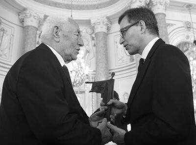 Szczepan Siekierka odbiera z rąk prezesa IPN Jarosława Szarka nagrodę „Kustosz Pamięci Narodowej” dla Stowarzyszenia Upamiętnienia Ofiar Zbrodni Ukraińskich Nacjonalistów, 2017, Fot. Radek Pietruszka/PAP)