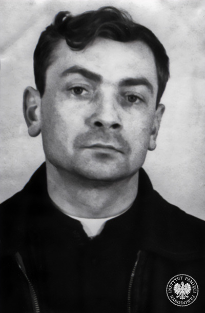 Zdjęcie śledcze zatrzymanego przez służby „bezpieczeństwa” PRL ks. Sylwestra Zycha, marzec 1982. Fot. AIPN