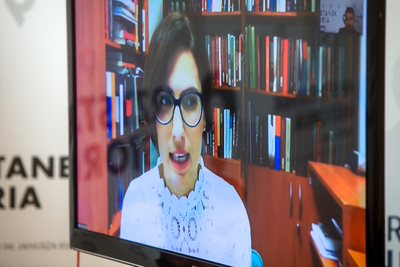 Magdalena Dźwigał podczas dyskusji wokół książki „Leksykon bezpieki. Kadra kierownicza aparatu bezpieczeństwa 1944–1956. Tom I” – 19 stycznia 2021. Fot. Sławek Kasper (IPN)