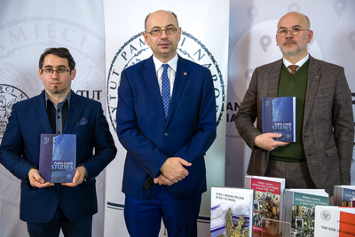 Członkowie redakcji PJS: dr Mateusz Szpytma – zastępca prezesa IPN (C), redaktor naczelny PJS prof. Grzegorz Berendt (P) oraz zastępca redaktora naczelnego dr Tomasz Domański. Fot. Sławek Kasper (IPN)